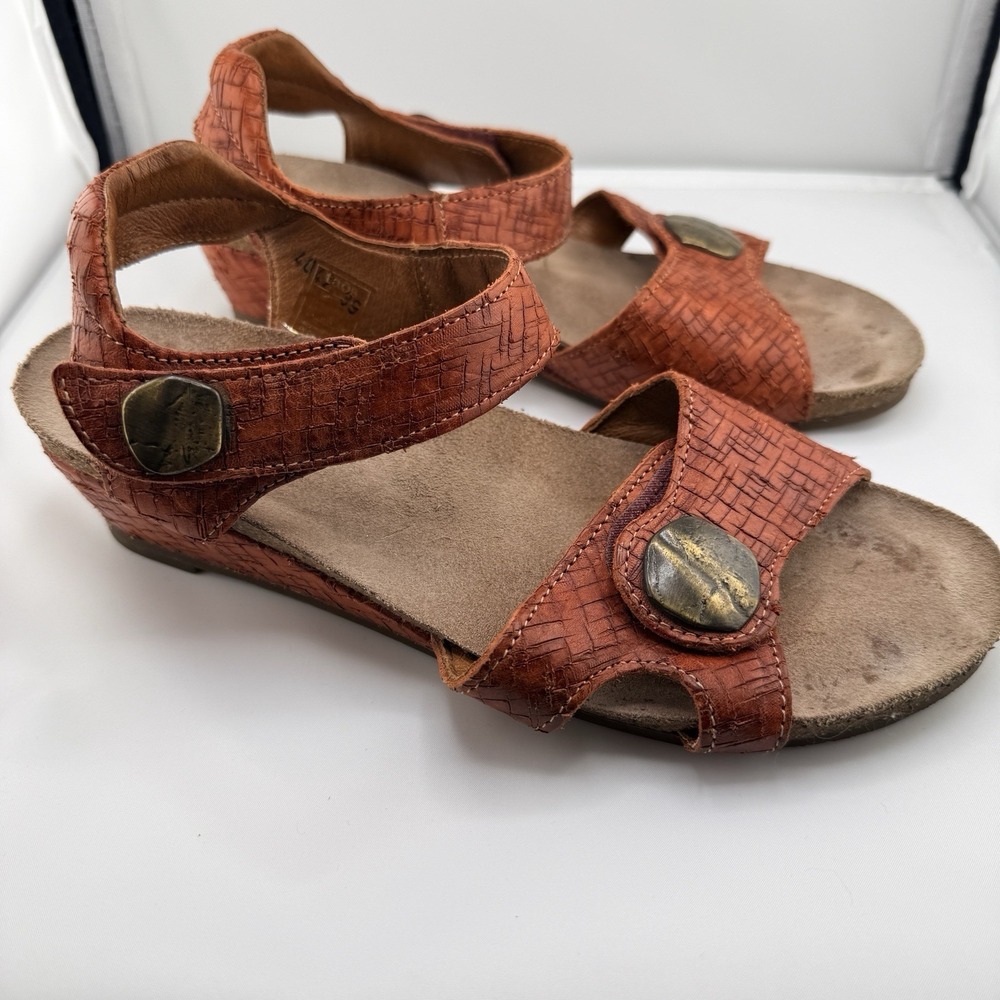 Taos Women's Red Carousel Leather Wedge Sandals Size 8 EUR 39 Adjustable Strap‎